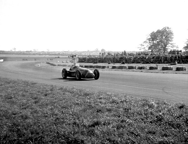 シルバーストン、アビーコーナーをゆくジュゼッペ・ファリーナのアルファロメオ158（1950年、F1イギリスGP）
