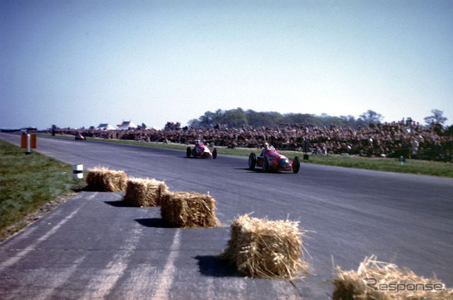 チームメイトのルイジ・ファジオーリをリードするジュゼッペ・ファリーナ（1950年、F1イギリスGP）