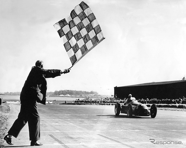 チェカーフラッグを受けるジュゼッペ・ファリーナ(1950年、F1イギリスGP)