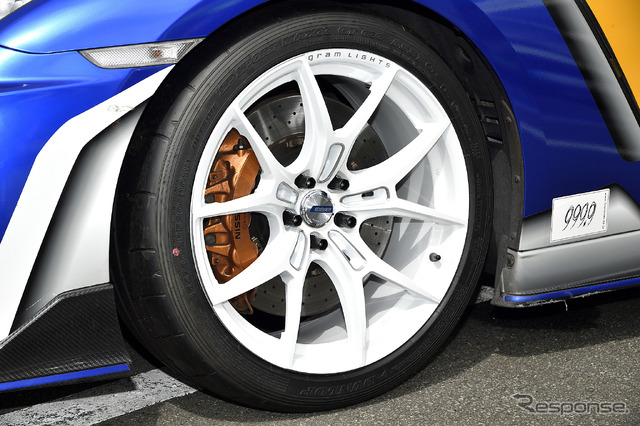 日産 GT-R / GRAM LIGHTS 57FXZ