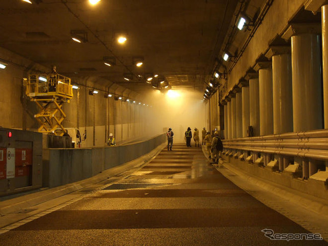 首都高防災施設点検…山手トンネル内にどしゃぶりの大雨!?