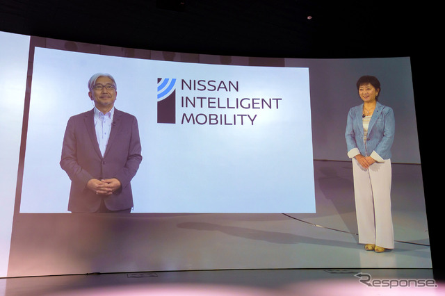 「ALL NISSANミーティング」、安徳常務(向かって左)のプレゼンテーション。向かって右は司会の星野朝子副社長