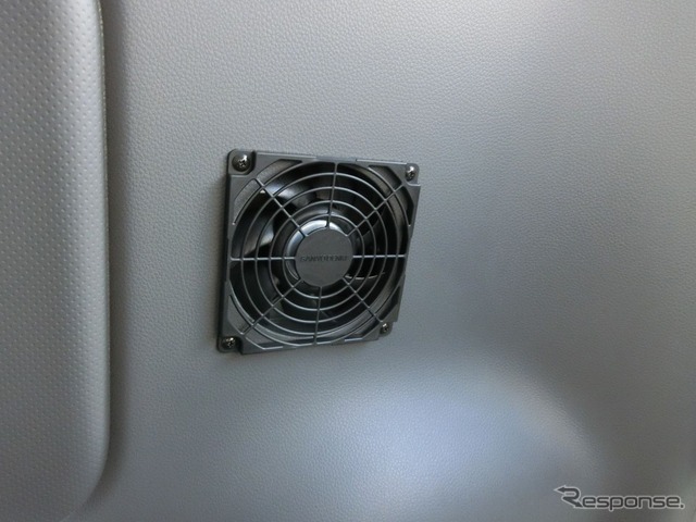後部座席側に換気扇を設置