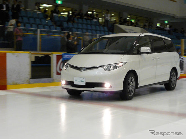 TOYO Winter TRANPATH MK4…スケートリンクでタイヤ発表会
