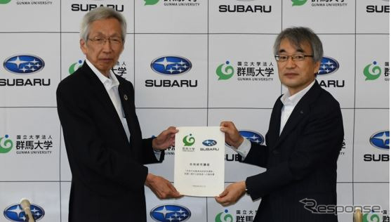 群馬大学 平塚浩士学長(左)とスバル 藤貫哲郎執行役員