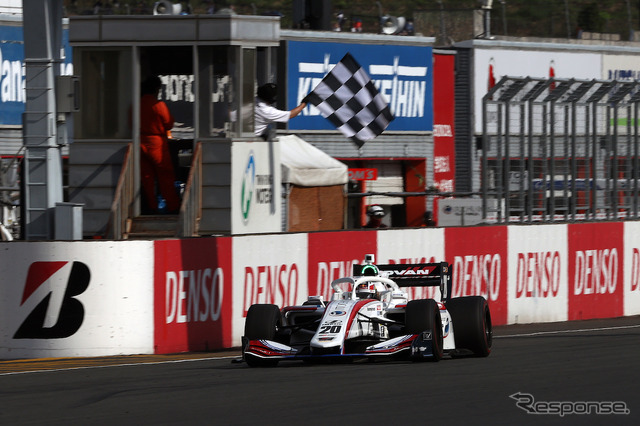 平川亮(ITOCHU ENEX TEAM IMPUL)のチェッカーシーン