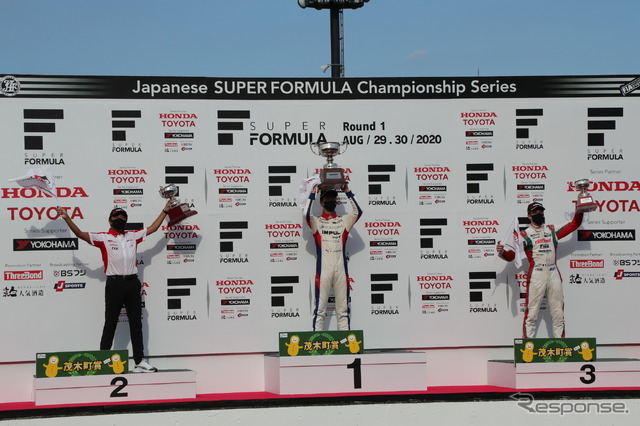 表彰式(2位の山下は帰国後間もなく特例での参戦のため、他のドライバーとの接触を回避するために近藤真彦監督が代理出席)