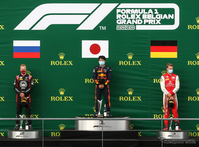 F1ベルギーGP併催のF2今季第7戦、レース1の表彰式（中央が優勝の角田裕毅）。