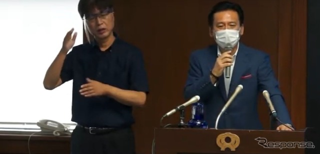 会見を行なう山口佐賀県知事(右)。