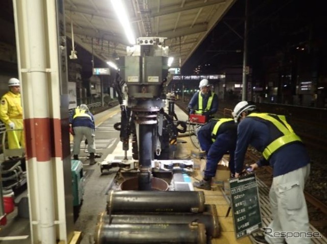 首都圏各駅のホームドア設置工事も工事量を増大させている要因のひとつで、人手不足をカバーするためにも、終電～初電の列車間合いを確保して、工期の短縮や作業の効率化などを図る必要がある。写真は深夜に行なわれているホームドアの「杭打ち作業」と呼ばれる基礎工事の様子。