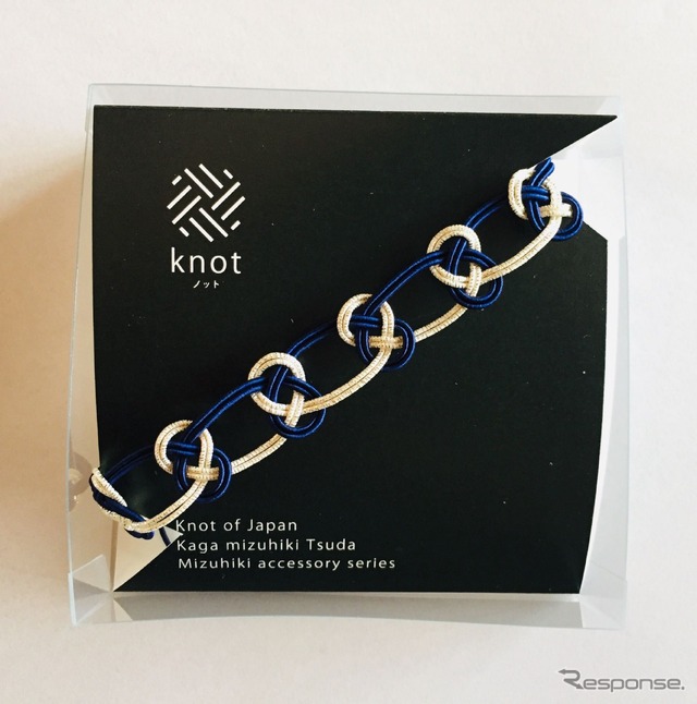 カラフルな水引が入った制作キットが事前に届く。見本のミサンガの美しさに惚れ惚れ!