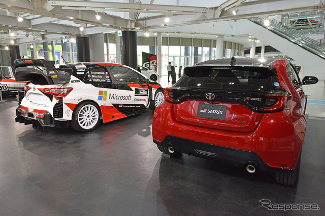 トヨタ GRヤリス RZ“High Performance”(右)とヤリスWRC