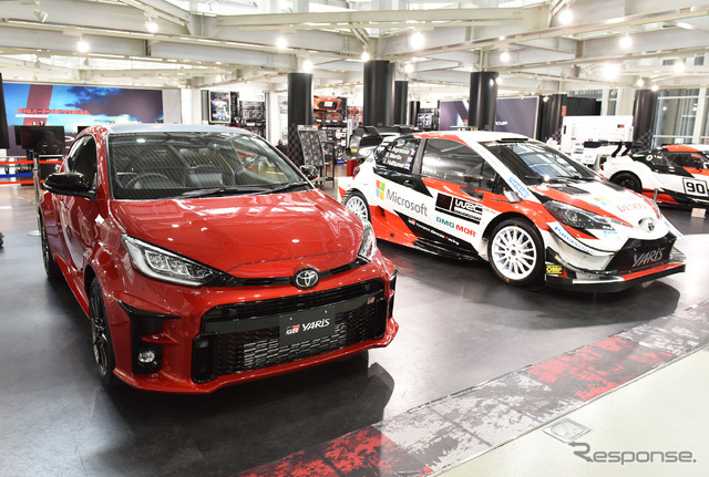 トヨタ GRヤリス RZ“High Performance”(左)とヤリスWRC