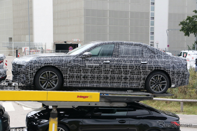 BMW i7 市販型プロトタイプ（スクープ写真）