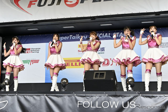 スーパー耐久シリーズのイメージガール、D'stationフレッシュエンジェルズ。