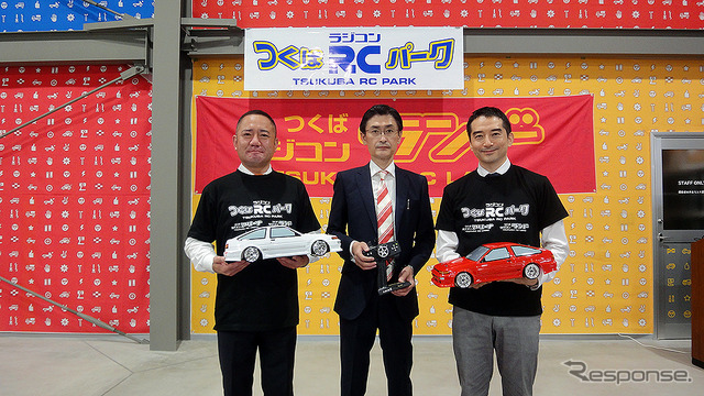 ヨコモ「つくばラジコンパーク」(茨城県つくば市谷田部)初日イベントに登場したヨコモ 鈴木茂樹 代表取締役社長、つくば市 五十嵐立青 市長、つくば市 神谷大蔵 市議会議長