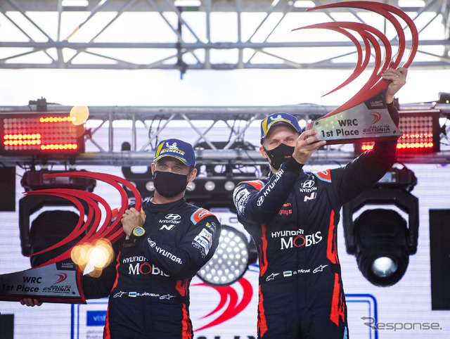 優勝したヒュンダイのO.タナク(右。左はコ・ドライバーのM.ヤルヴェオヤ)。