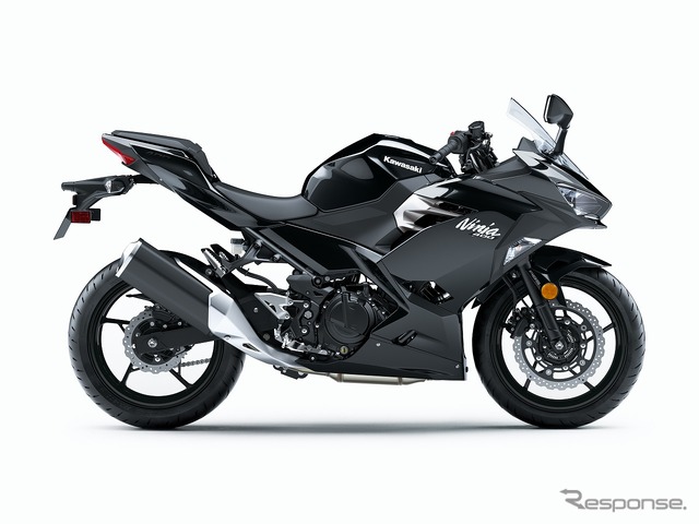 カワサキ Ninja 400(メタリックスパークブラック)