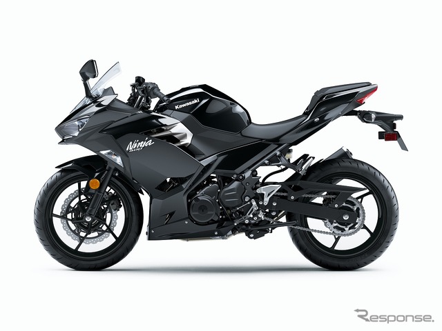 カワサキ Ninja 400(メタリックスパークブラック)