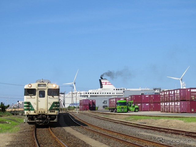 秋田臨海鉄道が入換業務を受託していたクルーズ列車。写真は2018年、試験運行時のもの。