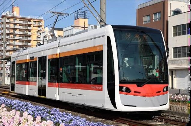 阪堺電車の最新超低床電車1101形。