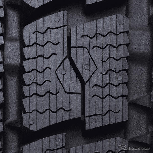 TOYO Winter TRANPATH MK4…トレッドパターンもインとアウトで大きく異なる