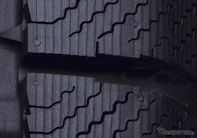 TOYO Winter TRANPATH MK4…トレッドパターンもインとアウトで大きく異なる