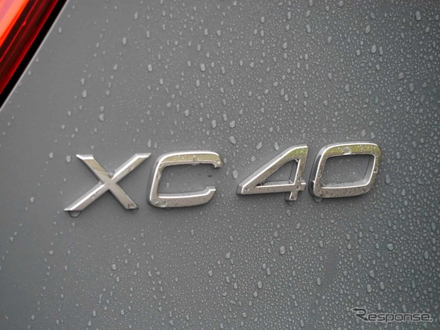 ボルボ XC40 B4モメンタム