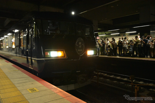 9月11日の出発式で京都駅31番のりばに入線する『WEST EXPRESS 銀河』。