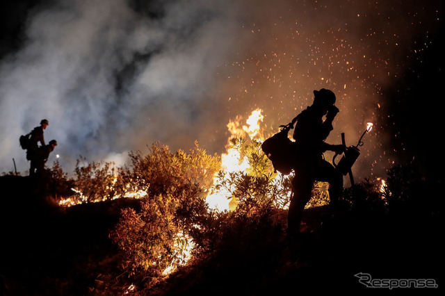 米カリフォルニア州で山火事の消火にあたる消防隊(9月22日)