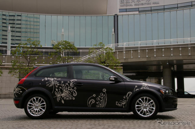 ボルボ C30 グラフィックカー …ラッピングで気軽に模様替え