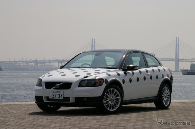 ボルボ C30 グラフィックカー …ラッピングで気軽に模様替え