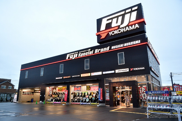 《取材協力:タイヤ&ホイール館 フジスペシャルブランド 武蔵村山店》キックスのホイールマッチングをお願いしたのはタイヤ&ホイール館 フジ スペシャルブランド 武蔵村山店(東京都武蔵村山市本町1丁目71-1)だ。輸入車などの扱いが多いのも同店の特徴でもある。SUV系のホイールチョイスではオフセットの選定など細かなアドバイスも受けられる。タイヤとの組み合わせで足もとを彩る方法にも数多くの経験があり頼りになるショップだ。