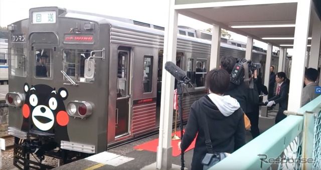 2014年、初代の「くまもん」ラッピング電車として運行を開始した当時の6221ef+6228A編成。このうち6221号は、フレームに「CFRP」と呼ばれる炭素強化プラスチックを使った川崎重工業製の「ef WING」という台車に交換されたことから、車号が6221Aから6221efに変更された。