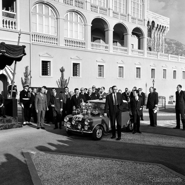 1964年、モンテカルロラリーで優勝したポカーク（車両の向かって左側）とコドライバーのリドン・ヘンリー（同向かって右）。