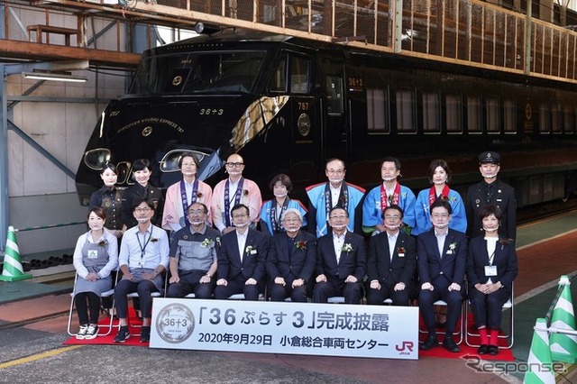 青柳俊彦JR九州社長(手前右から4人目)を迎えて行なわれた完成披露式の様子。
