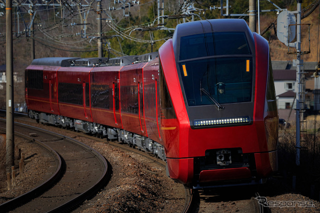 グッドデザイン・ベスト100に選ばれた近鉄の最新特急用車両80000系『ひのとり』。定員減を覚悟してバックシェル付きのリクライニングシートを導入した点や、飽きられない普遍的デザインなどが評価された。