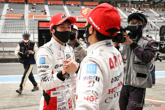 チームメイトの野尻智紀と喜びを分かち合う福住仁嶺