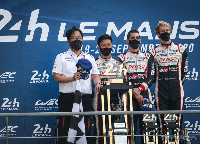 優勝した中嶋一貴(左から2人目)ら8号車のドライビングクルーと、村田チーム代表(左端)。
