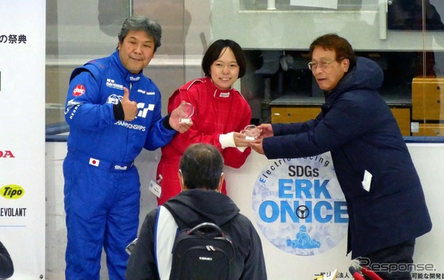 優勝した「Driver」チーム。編集者の大庭柊子さん(中央)とモータージャーナリストの斉藤聡さん。右は理事長の舘内端さん