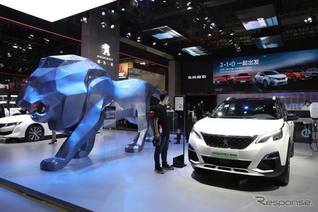 プジョーのブース(北京モーターショー2020)。手前の車は4008PHEV SUV。
