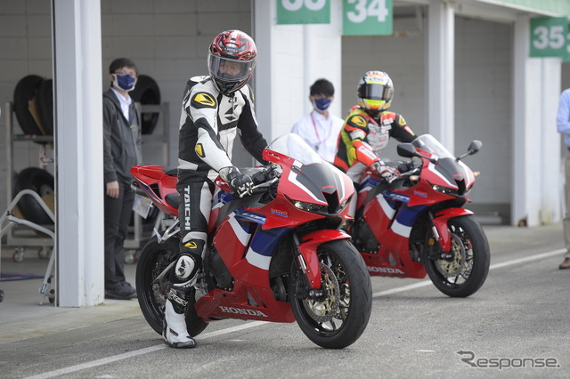 全日本ロードレースST600チャンピオン小山知良選手(写真奥)と青木タカオ。