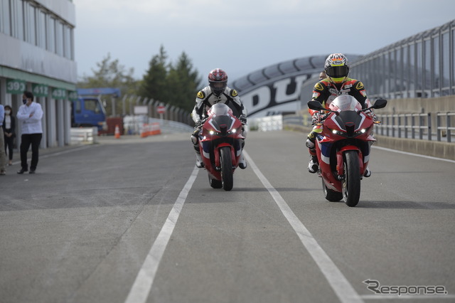 全日本ロードレースST600チャンピオン小山知良選手(写真手前)と青木タカオ。