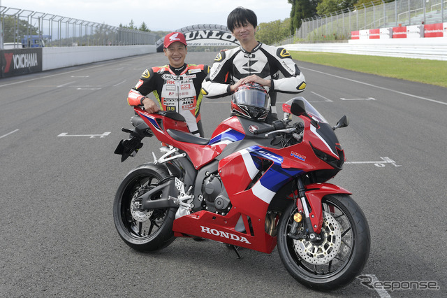 全日本ロードレースST600チャンピオン小山知良選手（写真左）と青木タカオ。