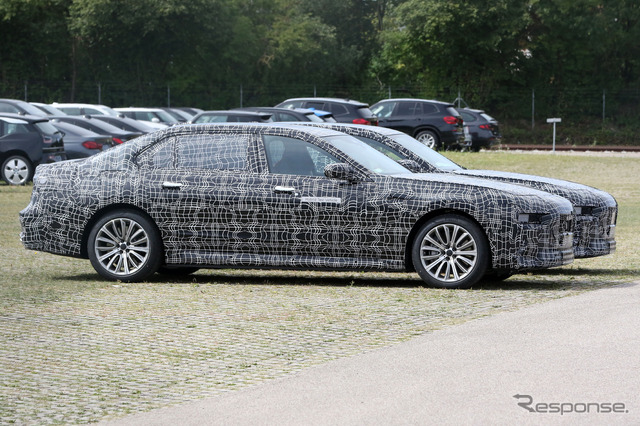 BMW 7シリーズ 次期型プロトタイプ。手前がPHEV、奥がEVの「i7」（スクープ写真）