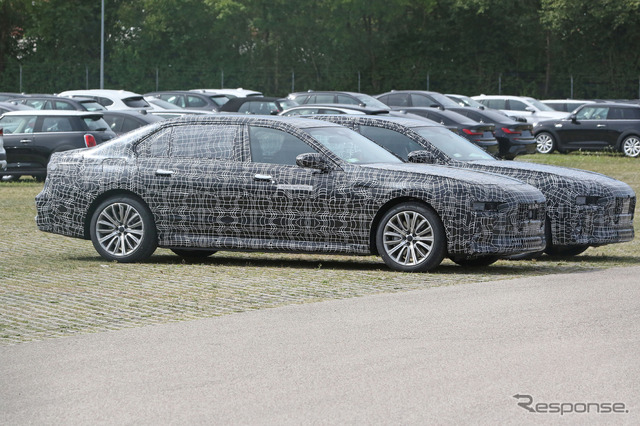 BMW 7シリーズ 次期型プロトタイプ。手前がPHEV、奥がEVの「i7」（スクープ写真）