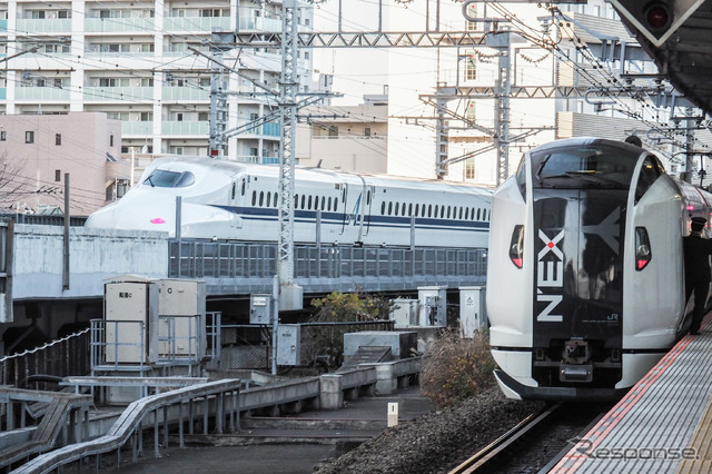 10月10日は通常運行が行なわれることになった東海道新幹線（左）。しかし『成田エクスプレス』（右）は影響が予想される。