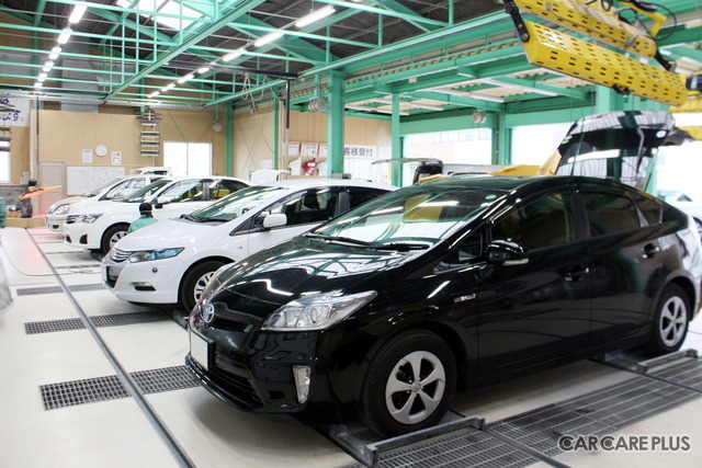 4台の車を同時に作業できる広大なスペース