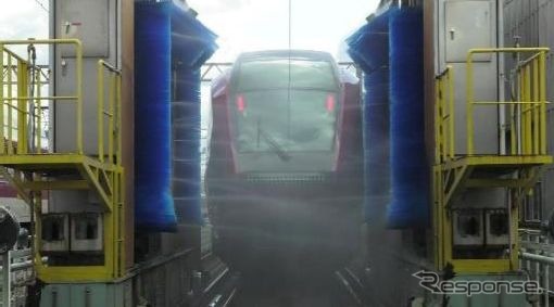 80000系『ひのとり』の車体洗浄作業の動画も配信される。