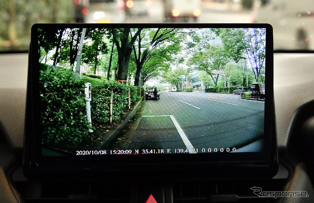 ドライブレコーダーのリヤカメラ映像。プライバシーガラスであっても鮮明な映像が記録される